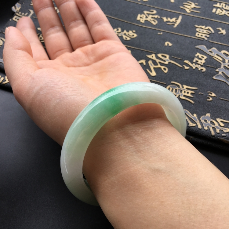 (超值推荐)糯冰种飘翠手镯(56.7mm)