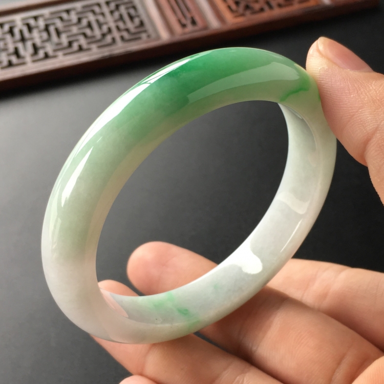 (超值推荐)糯冰种飘翠手镯(56.6mm)