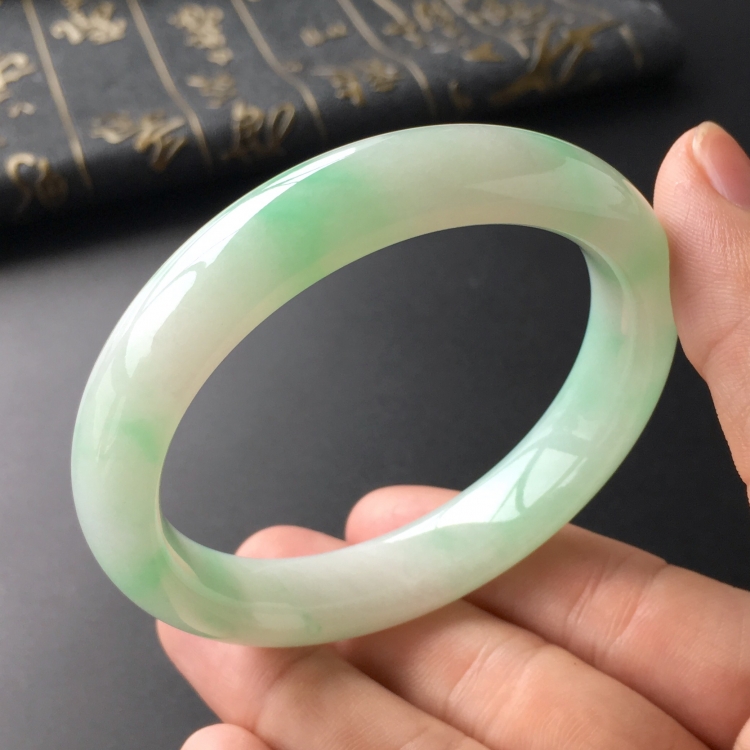 (超值推荐)糯冰种飘翠手镯(56.2mm)