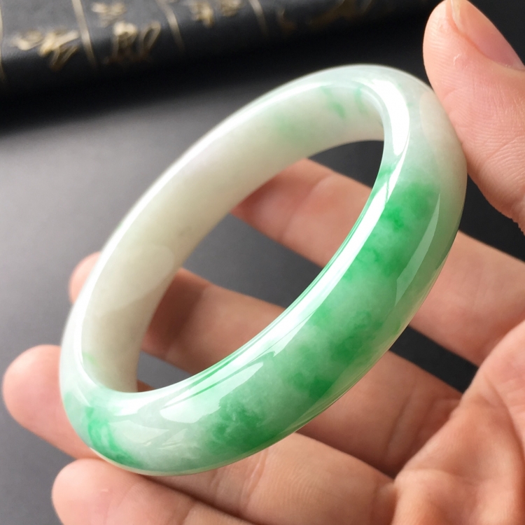 (超值推荐)糯冰种飘翠手镯(58mm)