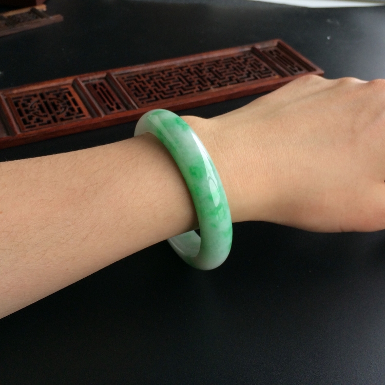 (超值推荐)糯冰种飘翠手镯(58mm)