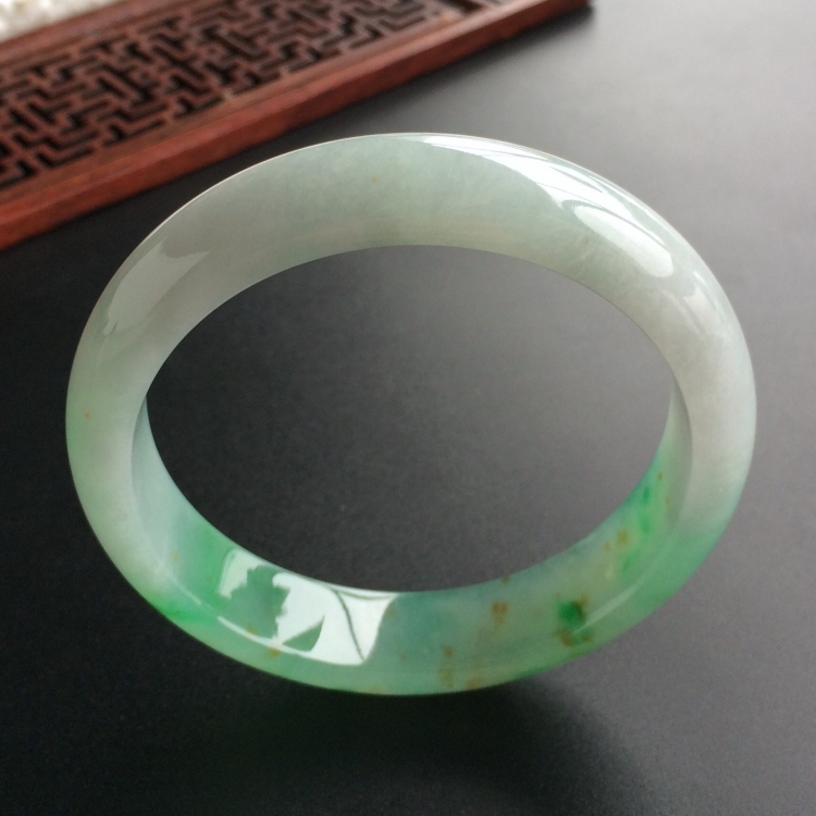 (超值推荐)糯冰种飘翠略带黄花手镯(55.3mm)