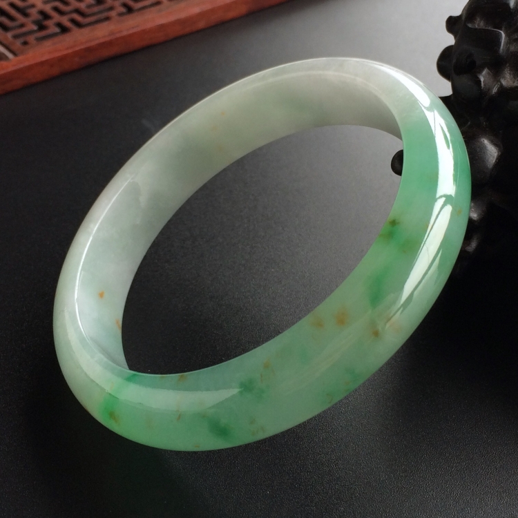 (超值推荐)糯冰种飘翠略带黄花手镯(55.3mm)