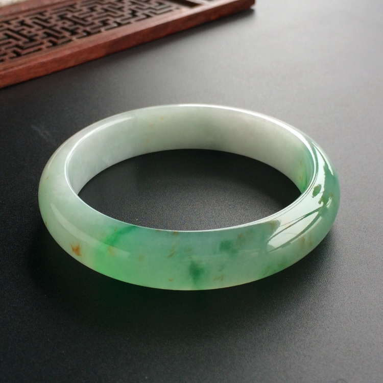(超值推荐)糯冰种飘翠略带黄花手镯(55.3mm)