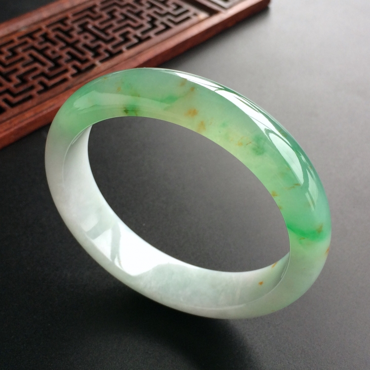 (超值推荐)糯冰种飘翠略带黄花手镯(55.3mm)
