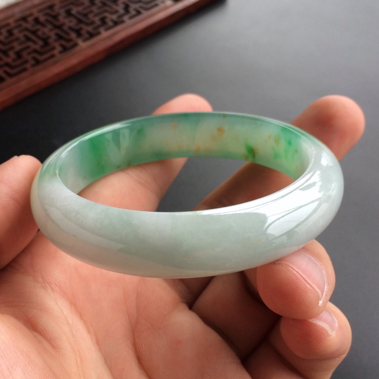 (超值推荐)糯冰种飘翠略带黄花手镯(55.3mm)