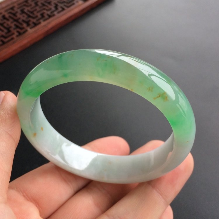(超值推荐)糯冰种飘翠略带黄花手镯(55.3mm)