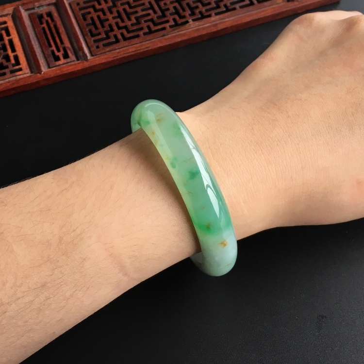 (超值推荐)糯冰种飘翠略带黄花手镯(55.3mm)