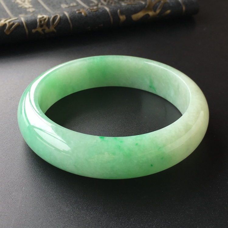 (超值推荐)糯冰种飘翠手镯(60.7mm)