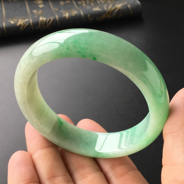 (超值推荐)糯冰种飘翠手镯(60.7mm)