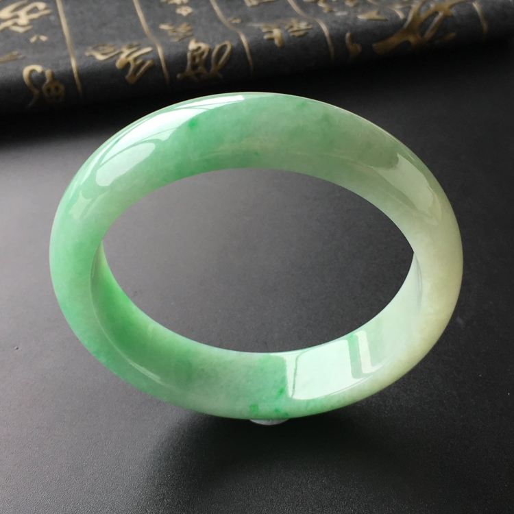 (超值推荐)糯冰种飘翠手镯(60.7mm)