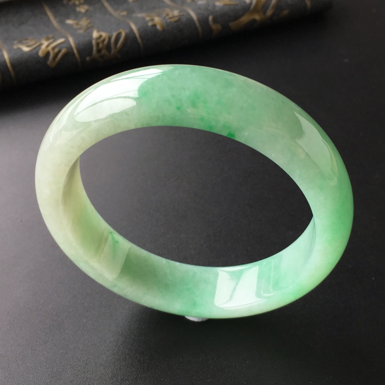 (超值推荐)糯冰种飘翠手镯(60.7mm)