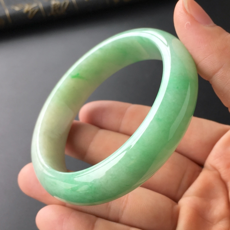 (超值推荐)糯冰种飘翠手镯(60.7mm)