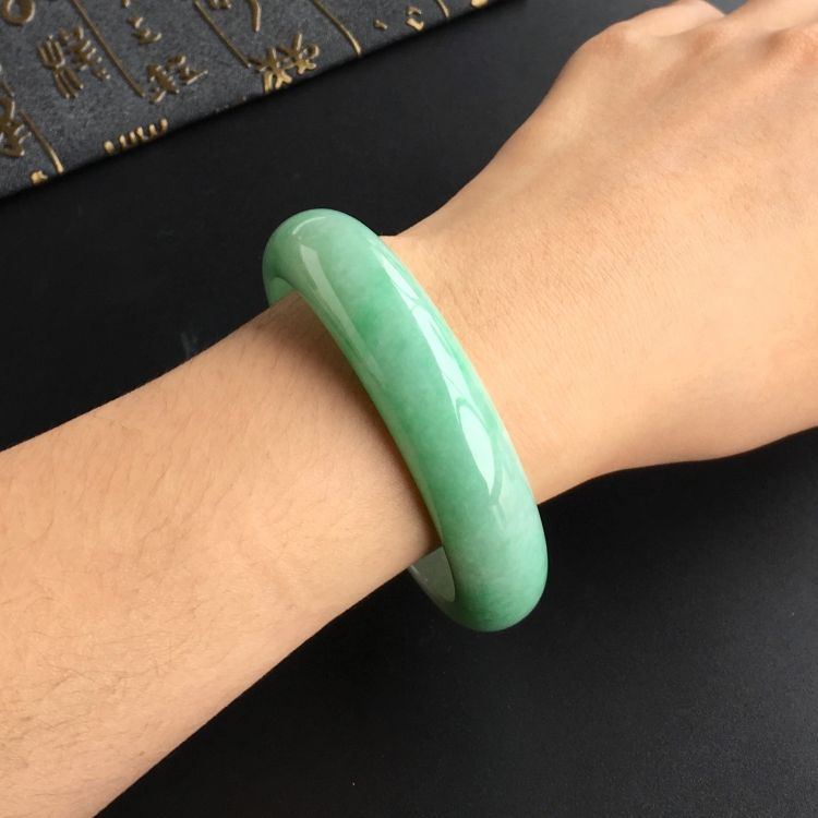 (超值推荐)糯冰种飘翠手镯(60.7mm)
