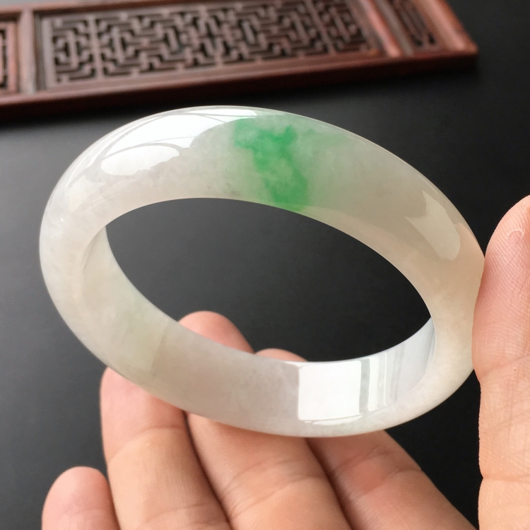 (超值推荐)糯冰种飘翠手镯(55.3mm)