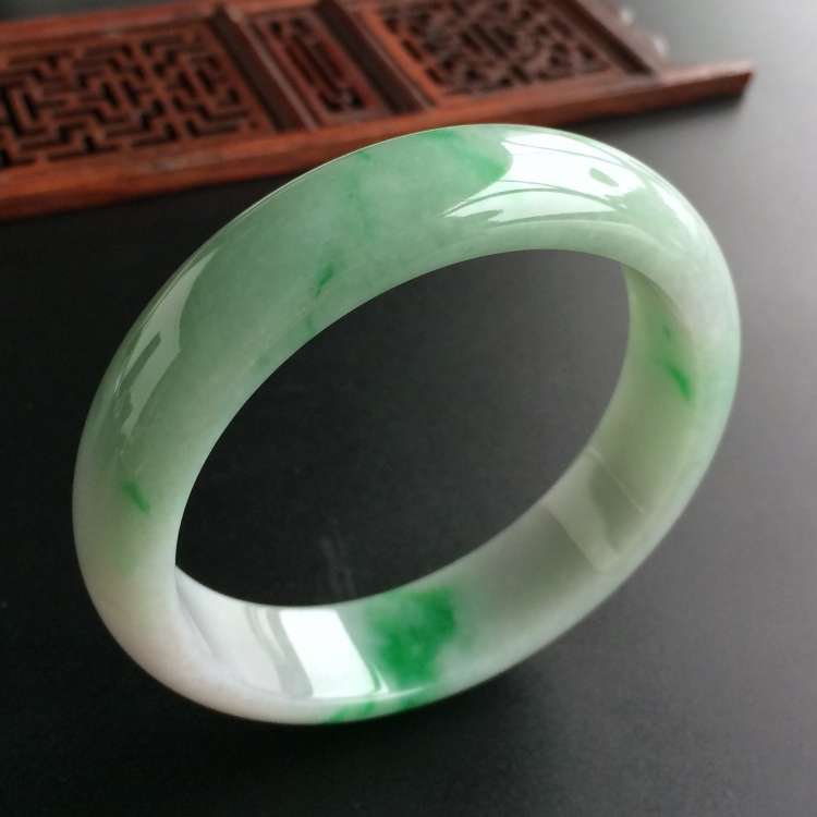 (超值推荐)糯冰种飘翠手镯(56mm)