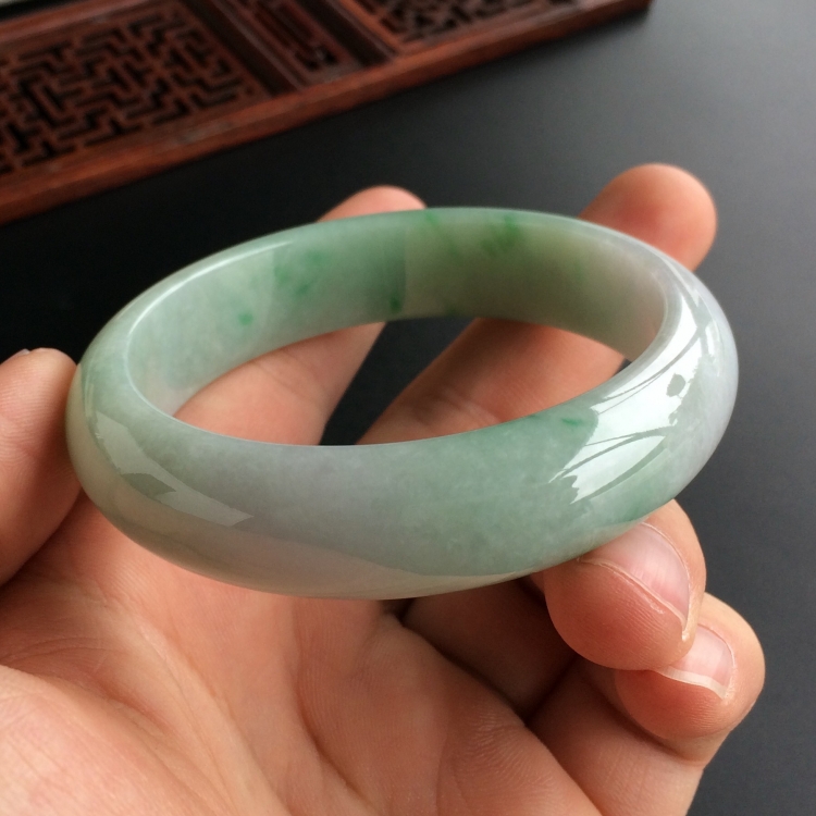 (超值推荐)糯冰种飘翠手镯(56mm)