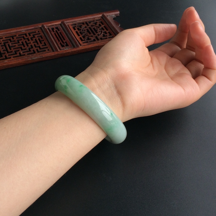 (超值推荐)糯冰种飘翠手镯(56mm)