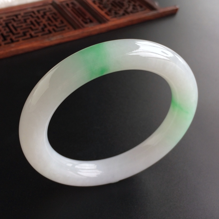 (超值推荐)糯冰种飘翠圆条手镯(55mm)