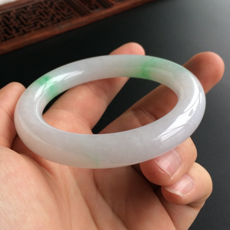 (超值推荐)糯冰种飘翠圆条手镯(55mm)