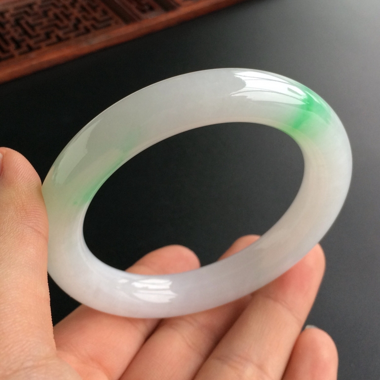 (超值推荐)糯冰种飘翠圆条手镯(55mm)