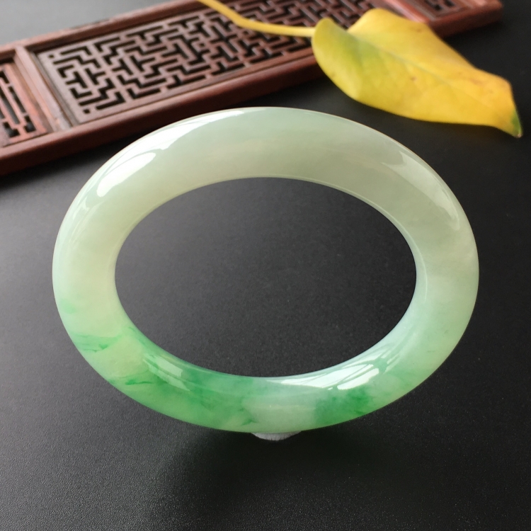 (超值推荐)糯冰种飘翠圆条手镯(54mm)