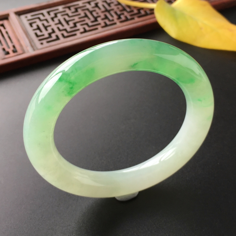 (超值推荐)糯冰种飘翠圆条手镯(54mm)