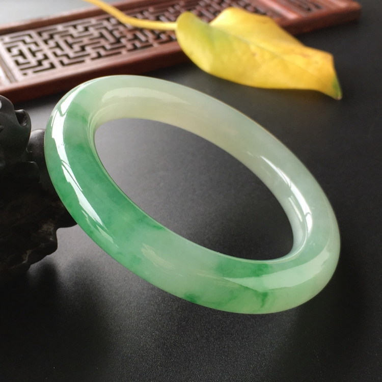 (超值推荐)糯冰种飘翠圆条手镯(54mm)