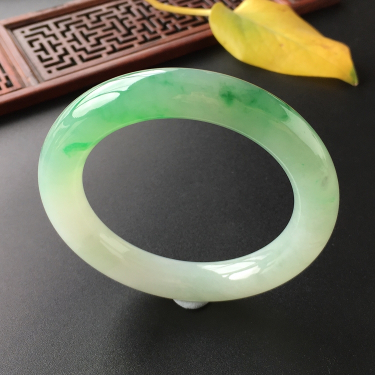 (超值推荐)糯冰种飘翠圆条手镯(54mm)