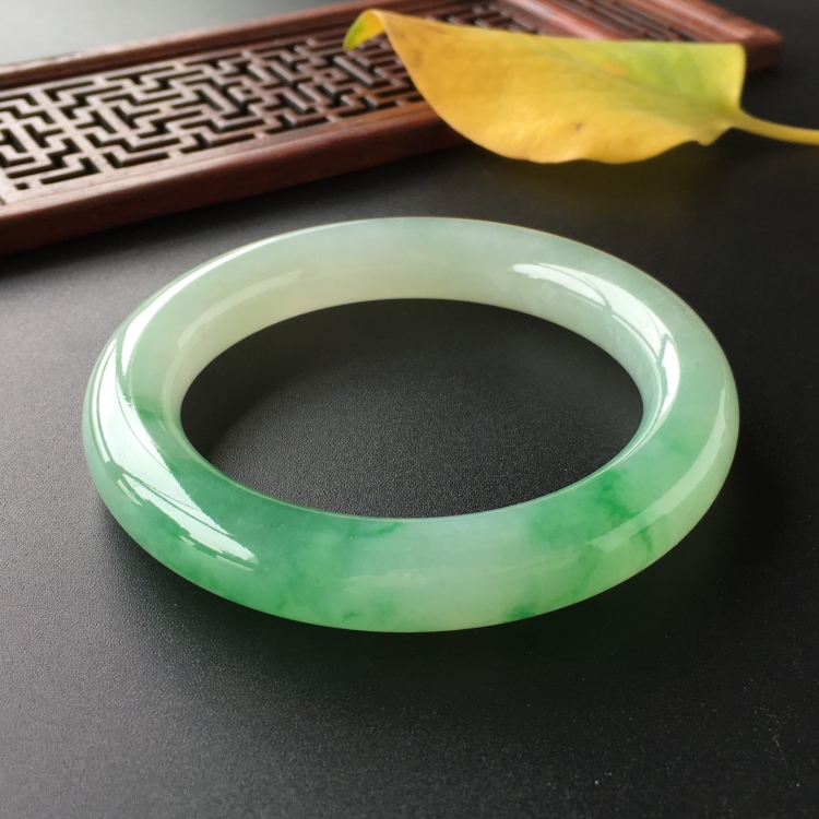 (超值推荐)糯冰种飘翠圆条手镯(54mm)