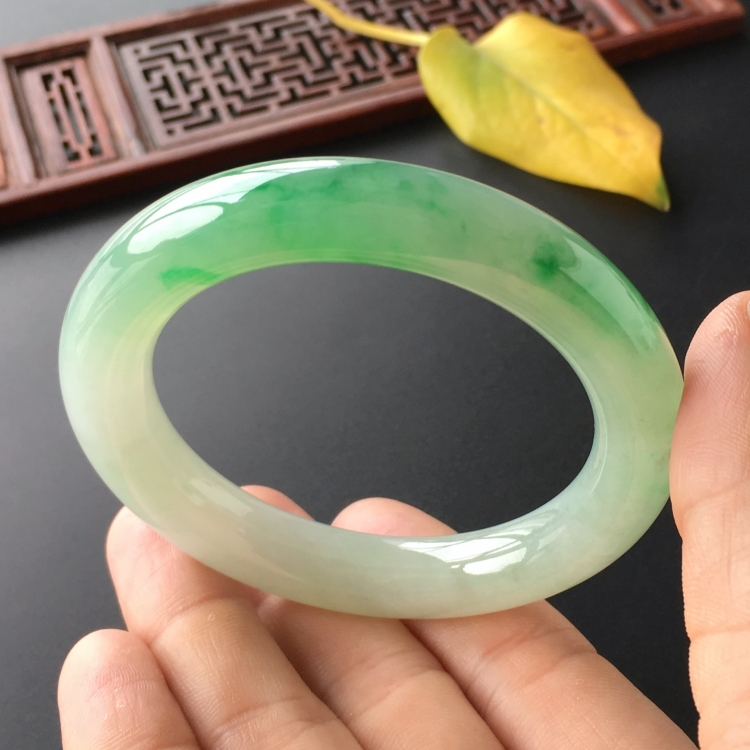 (超值推荐)糯冰种飘翠圆条手镯(54mm)