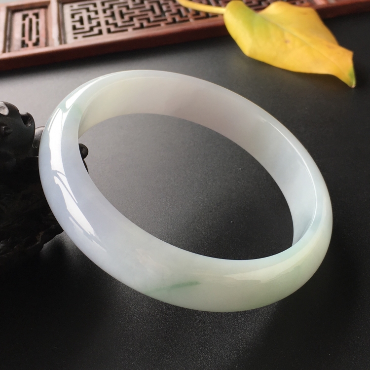 (超值推荐)糯冰种晴水略飘花手镯(65mm)