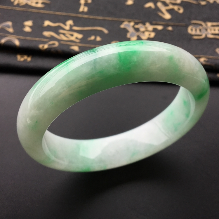 (超值推荐)糯冰种飘阳绿手镯(56.7mm)