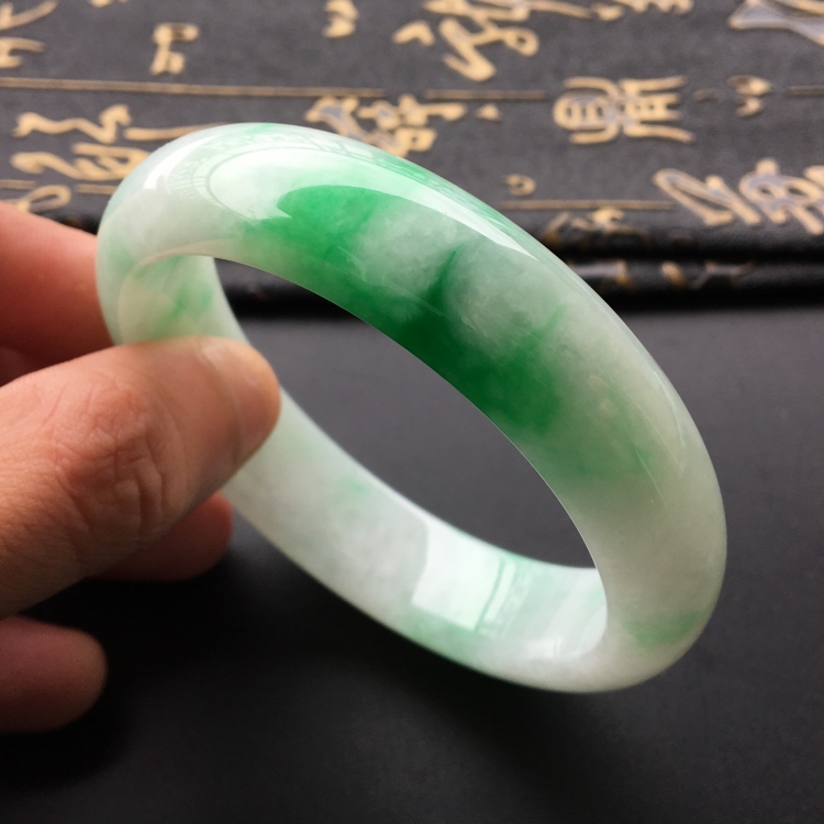 (超值推荐)糯冰种飘阳绿手镯(56.7mm)