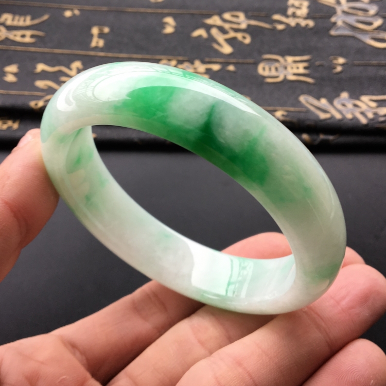 (超值推荐)糯冰种飘阳绿手镯(56.7mm)