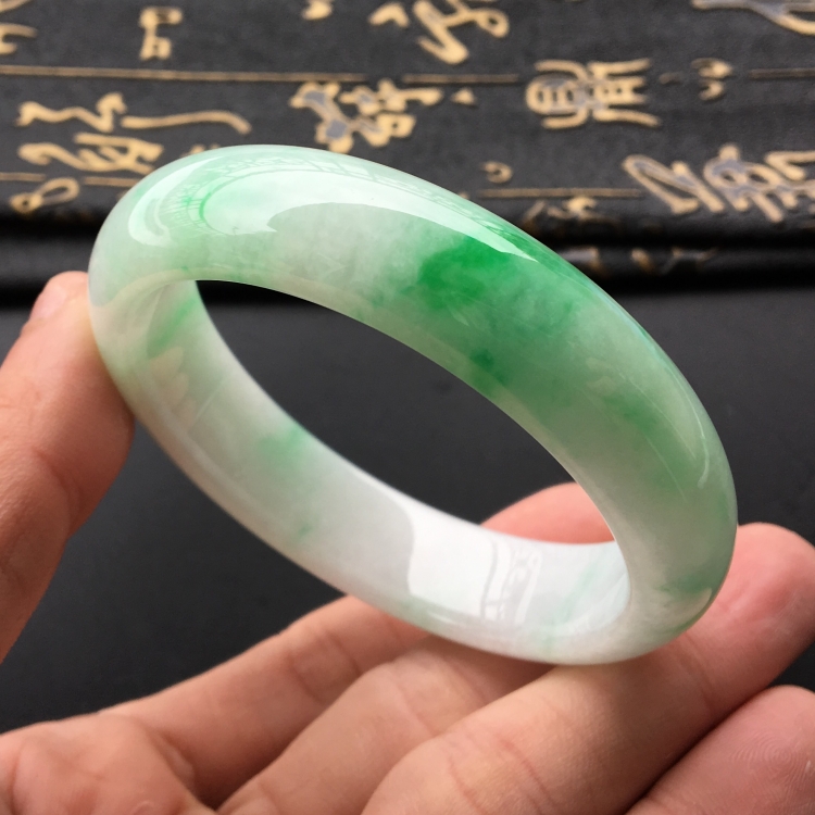 (超值推荐)糯冰种飘翠手镯(54.8mm)