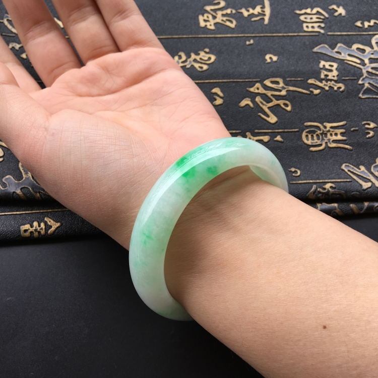(超值推荐)糯冰种飘翠手镯(54.8mm)