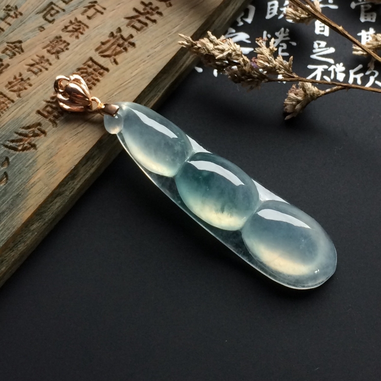 （超值推荐）冰种略飘花四季豆挂件（金扣）