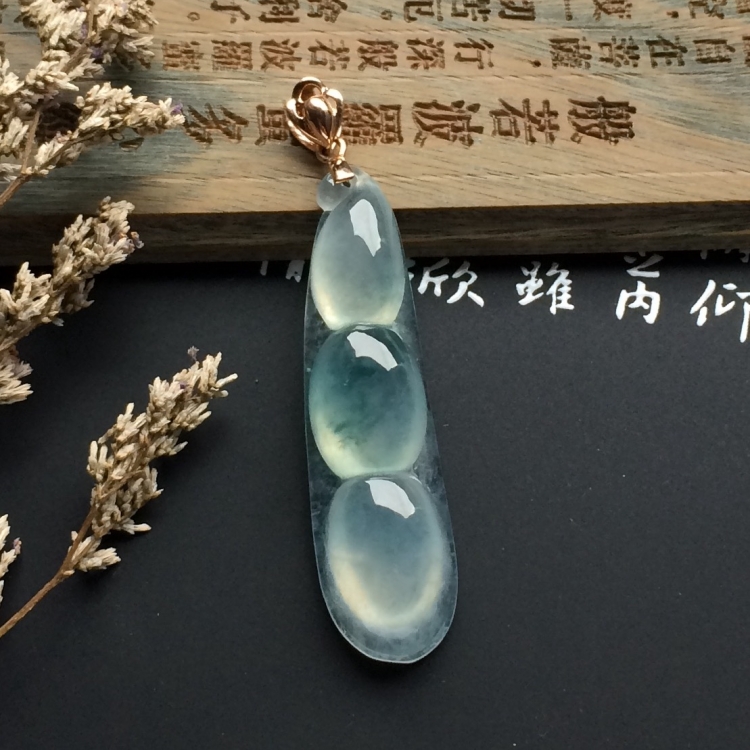 （超值推荐）冰种略飘花四季豆挂件（金扣）