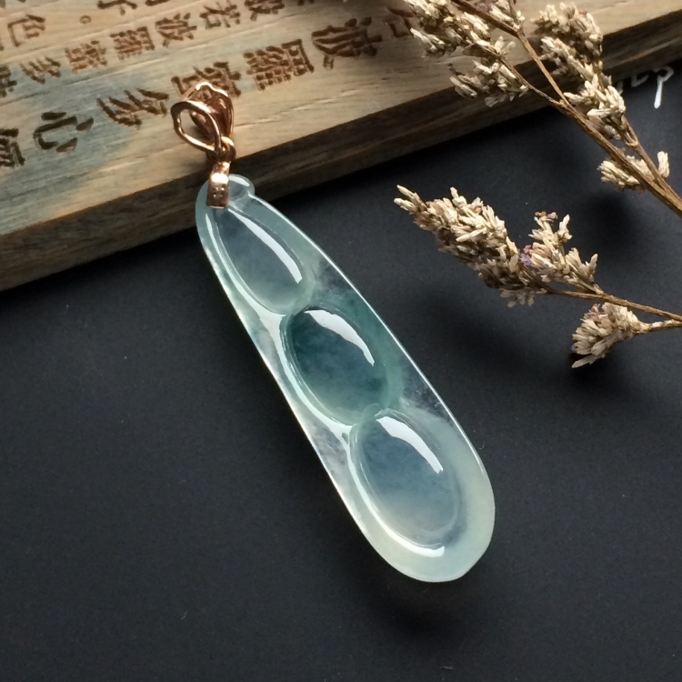 （超值推荐）冰种略飘花四季豆挂件（金扣）