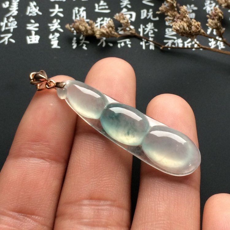 （超值推荐）冰种略飘花四季豆挂件（金扣）