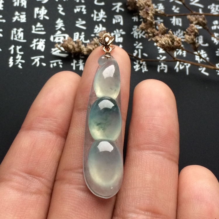 （超值推荐）冰种略飘花四季豆挂件（金扣）