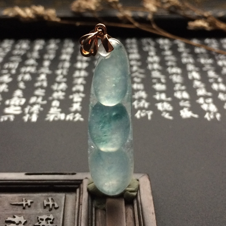 （超值推荐）冰种略飘花四季豆挂件（金扣）