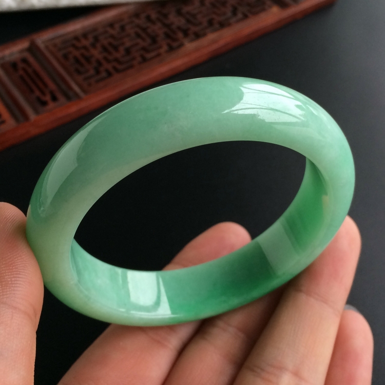 (超值推荐)糯冰种飘翠手镯(56.4mm)