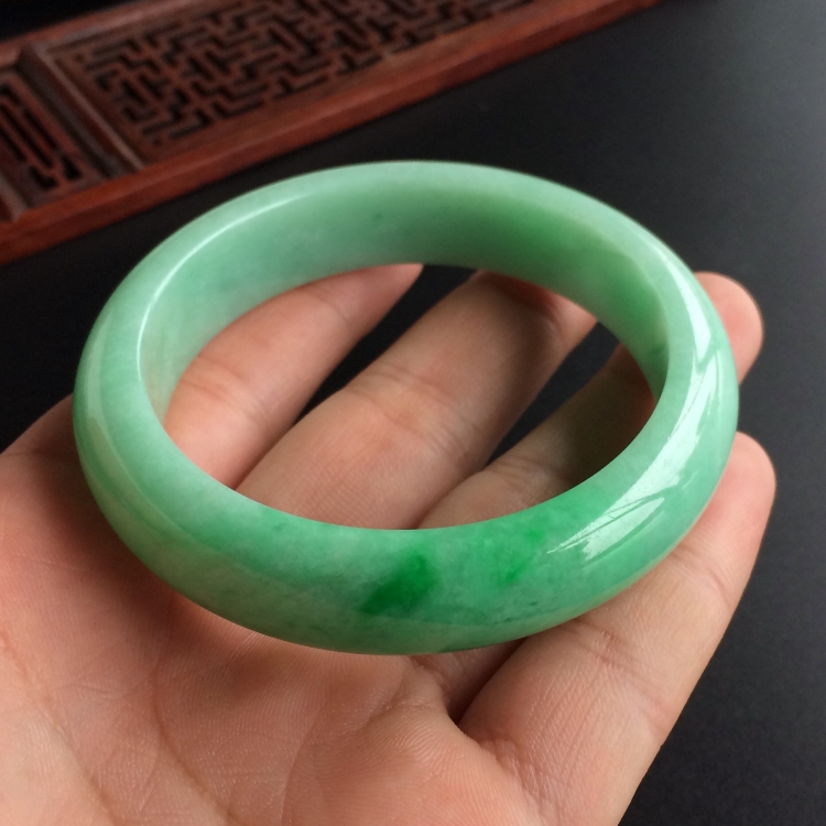 (超值推荐)糯冰种飘翠手镯(56.4mm)