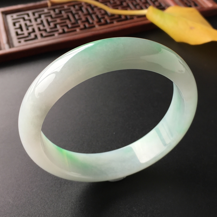 (超值推荐)糯冰种飘翠手镯(56.5mm)