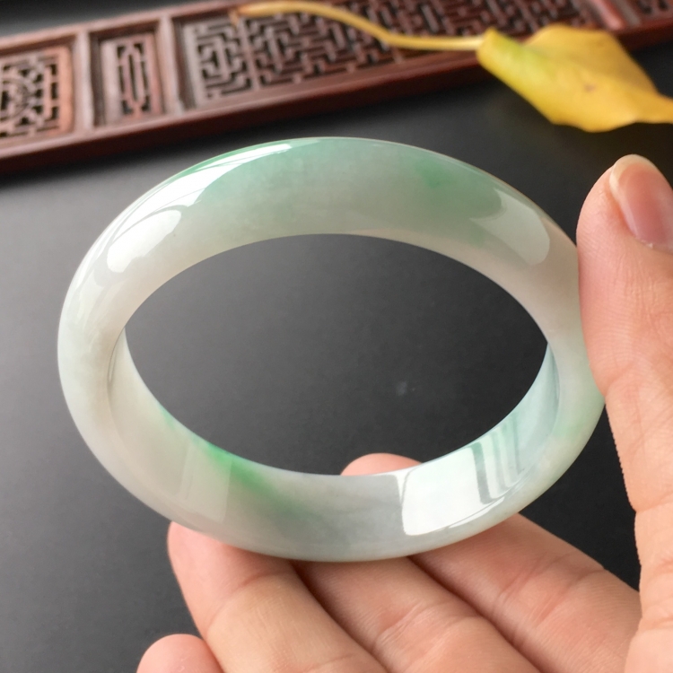 (超值推荐)糯冰种飘翠手镯(56.5mm)