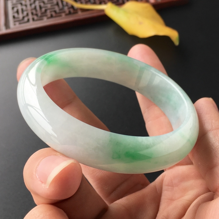 (超值推荐)糯冰种飘翠手镯(56.5mm)