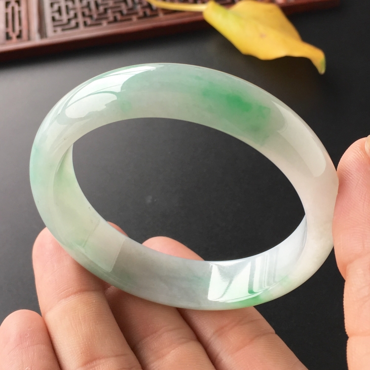 (超值推荐)糯冰种飘翠手镯(56.5mm)