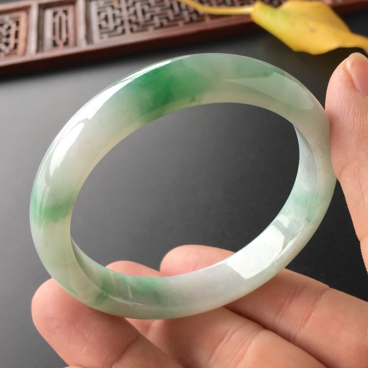 (超值推荐)糯冰种飘翠手镯(54mm)